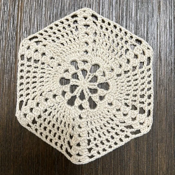 A set of 4 gorgeous crochet coasters - Picture 2 of 5
